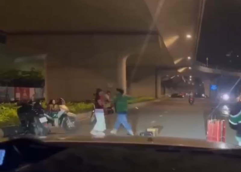 Điều tra, xác minh vụ việc một người đàn ông có hành vi gây rối, đuổi đánh một phụ nữ -1