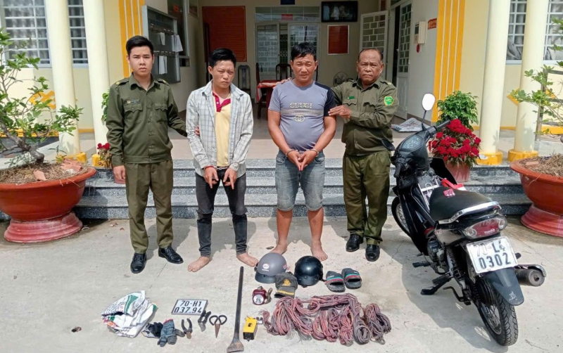 Bắt hai đối tượng trộm manh động dùng kéo chống trả Công an -0