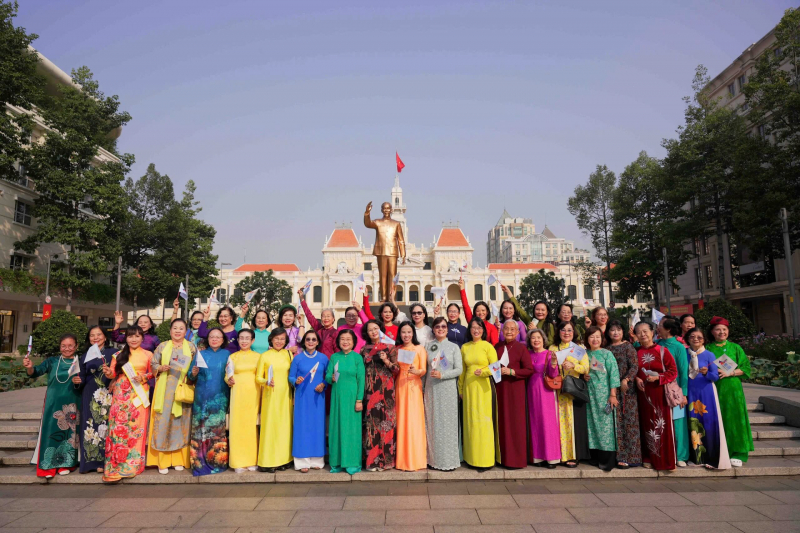 Hơn 58 ngàn người đồng diễn dân vũ áo dài tại TP Hồ Chí Minh -0