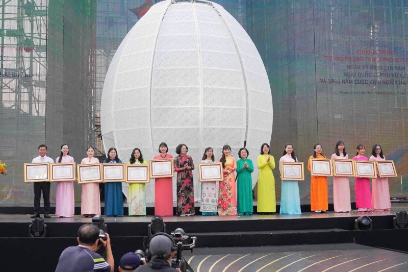 Hơn 58 ngàn người đồng diễn dân vũ áo dài tại TP Hồ Chí Minh -0