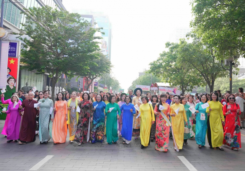 Hơn 58 ngàn người đồng diễn dân vũ áo dài tại TP Hồ Chí Minh -0