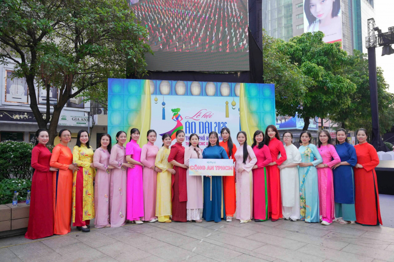 Hơn 58 ngàn người đồng diễn dân vũ áo dài tại TP Hồ Chí Minh -0