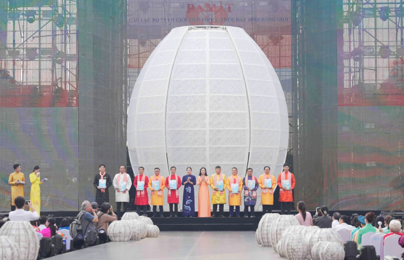 Hơn 58 ngàn người đồng diễn dân vũ áo dài tại TP Hồ Chí Minh -0