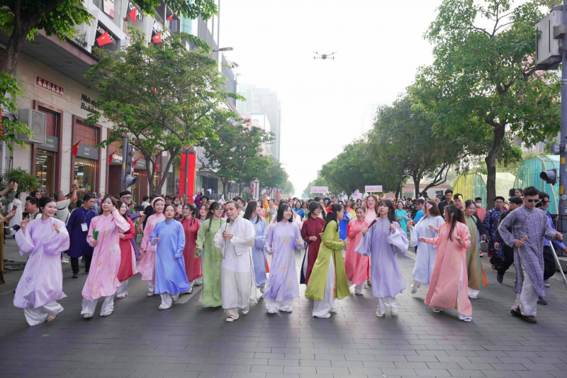 Hơn 58 ngàn người đồng diễn dân vũ áo dài tại TP Hồ Chí Minh -0