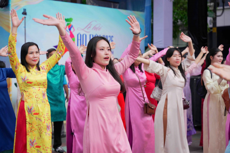 Hơn 58 ngàn người đồng diễn dân vũ áo dài tại TP Hồ Chí Minh -0