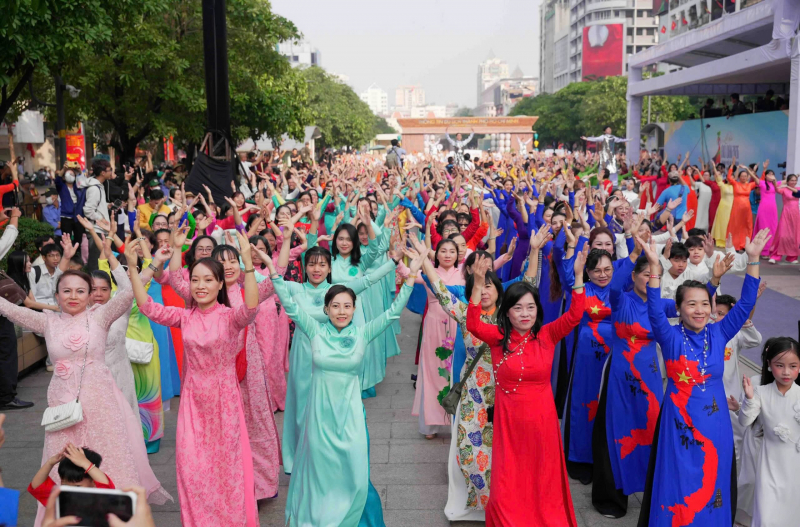 Hơn 58 ngàn người đồng diễn dân vũ áo dài tại TP Hồ Chí Minh -0