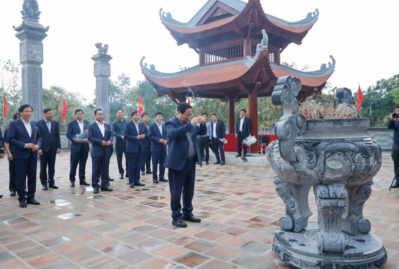 Thủ tướng dâng hương tưởng niệm Chủ tịch Hồ Chí Minh và các Anh hùng, liệt sĩ tại Điện Biên -0