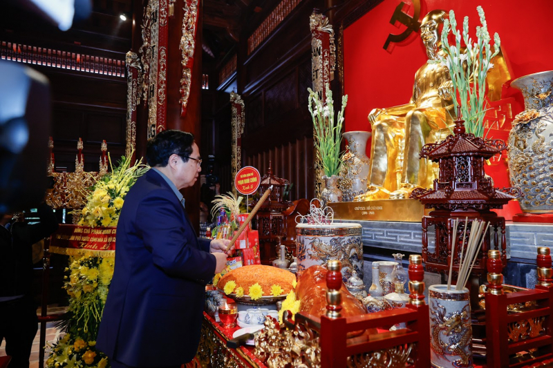 Thủ tướng dâng hương tưởng niệm Chủ tịch Hồ Chí Minh và các Anh hùng, liệt sĩ tại Điện Biên -0