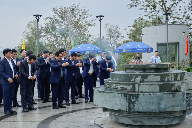 Thủ tướng dâng hương tưởng niệm Chủ tịch Hồ Chí Minh và các Anh hùng, liệt sĩ tại Điện Biên -0