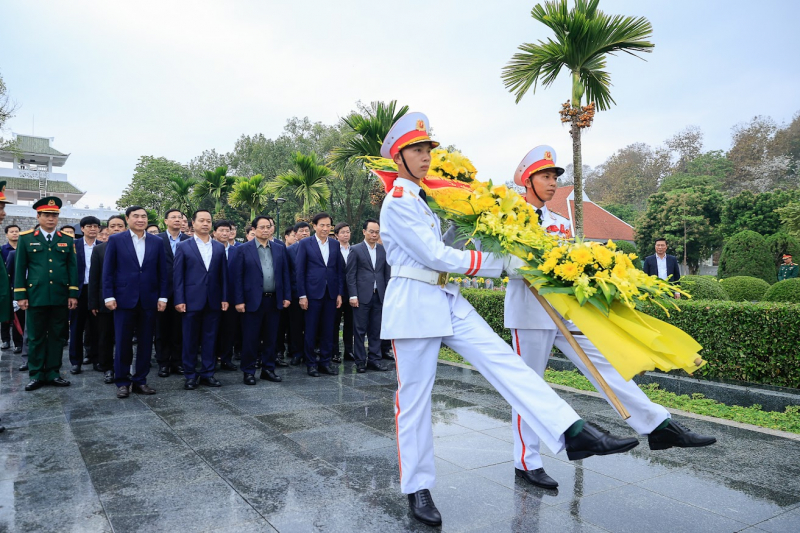 Thủ tướng dâng hương tưởng niệm Chủ tịch Hồ Chí Minh và các Anh hùng, liệt sĩ tại Điện Biên -0
