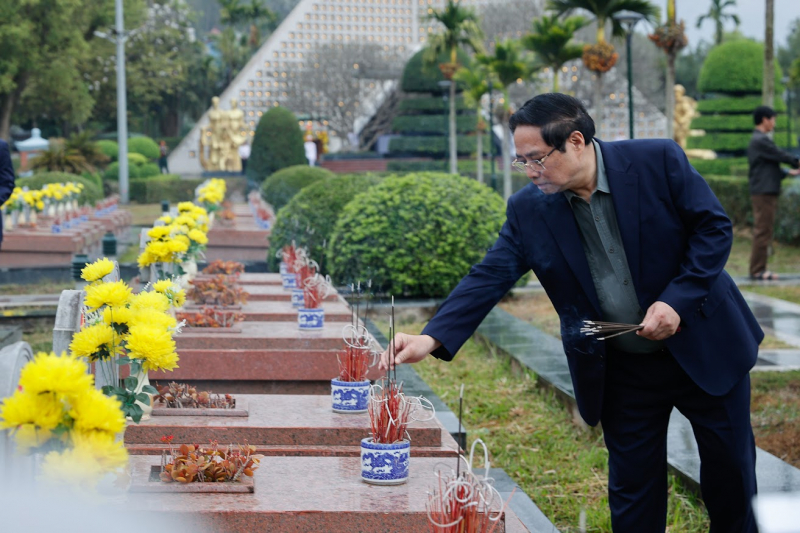 Thủ tướng dâng hương tưởng niệm Chủ tịch Hồ Chí Minh và các Anh hùng, liệt sĩ tại Điện Biên -0