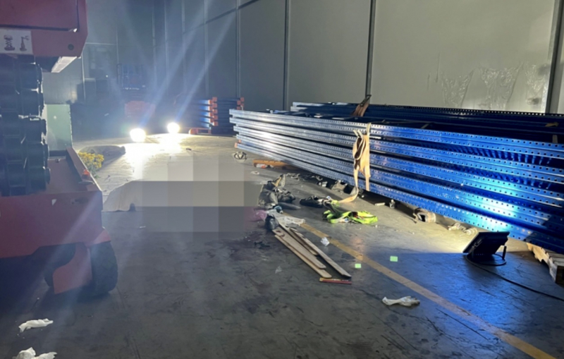 4 người thương vong trong vụ sập la phông nhà kho -1