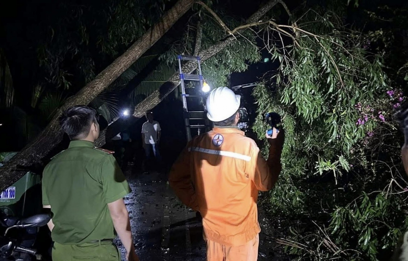 Công an giúp dân trong dông lốc trong những cơn mưa trái mùa -1