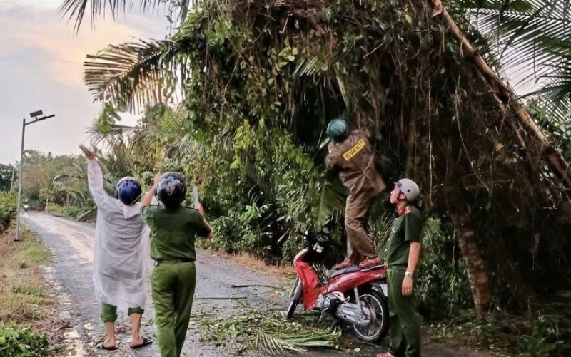 Công an giúp dân trong dông lốc trong những cơn mưa trái mùa -2