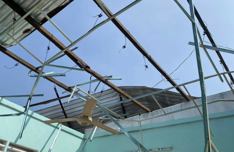 Công an giúp dân trong dông lốc trong những cơn mưa trái mùa -0