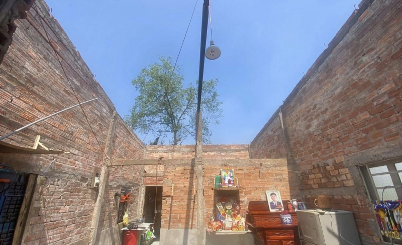 Công an giúp dân trong dông lốc trong những cơn mưa trái mùa -1