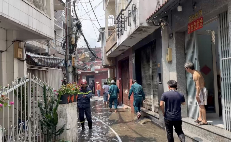 Nhà trong hẻm bốc cháy lan sang nhiều nhà dân xung quanh -1
