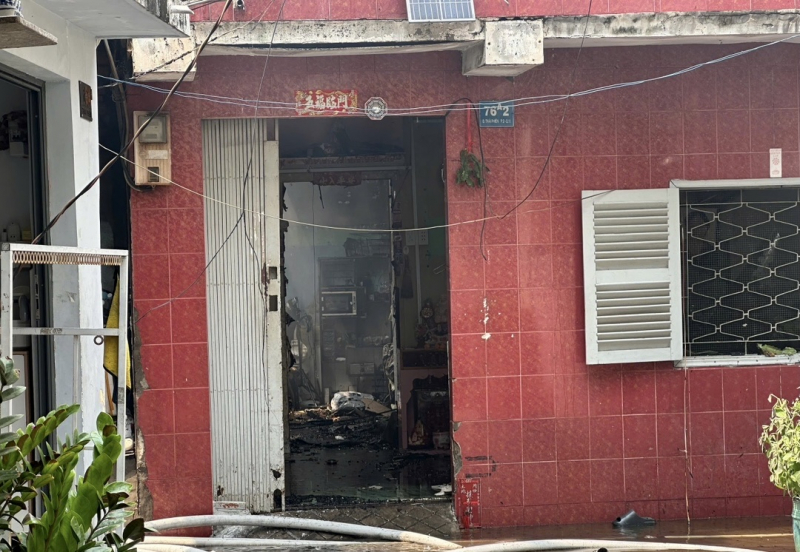 Nhà trong hẻm bốc cháy lan sang nhiều nhà dân xung quanh -0