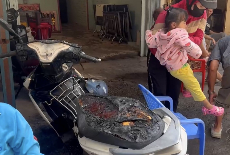 Nhà trong hẻm bốc cháy lan sang nhiều nhà dân xung quanh -2