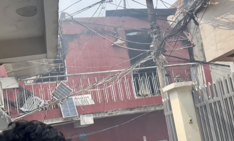 Nhà trong hẻm bốc cháy lan sang nhiều nhà dân xung quanh -1