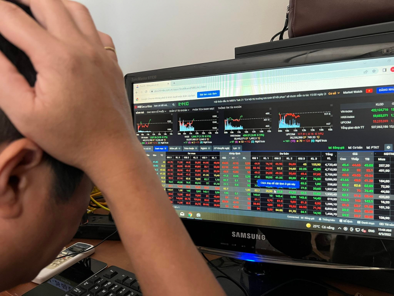 Chứng khoán đỏ rực, VN- Index mất hơn 100 điểm -0