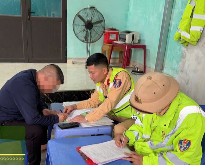 Xử phạt hơn 200 triệu xe khách chở quá 300% số người được phép -0