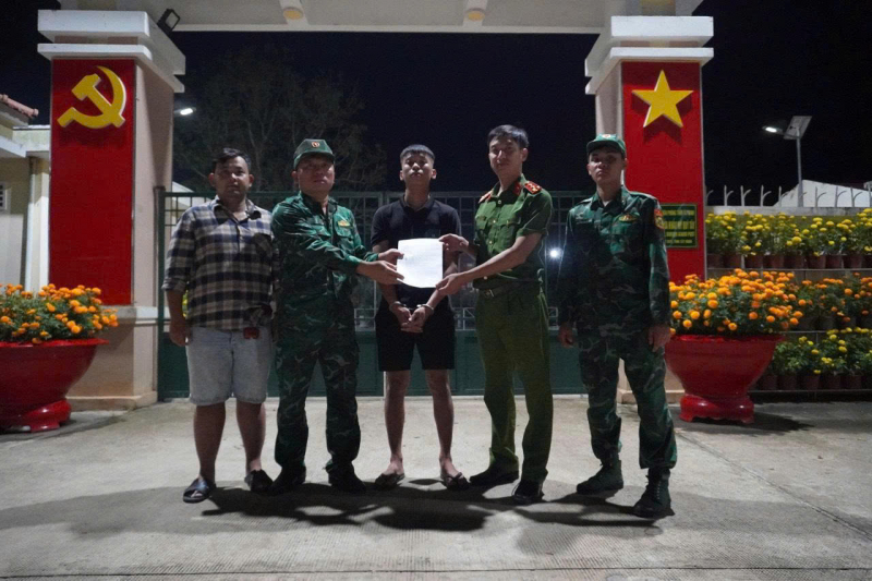 Công an 2 nước vận động đối tượng giết người ra đầu thú -0