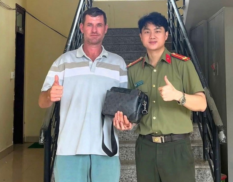 Du khách Mỹ và Anh xúc động khi được Công an Quảng Trị hỗ trợ tìm lại tài sản thất lạc -0