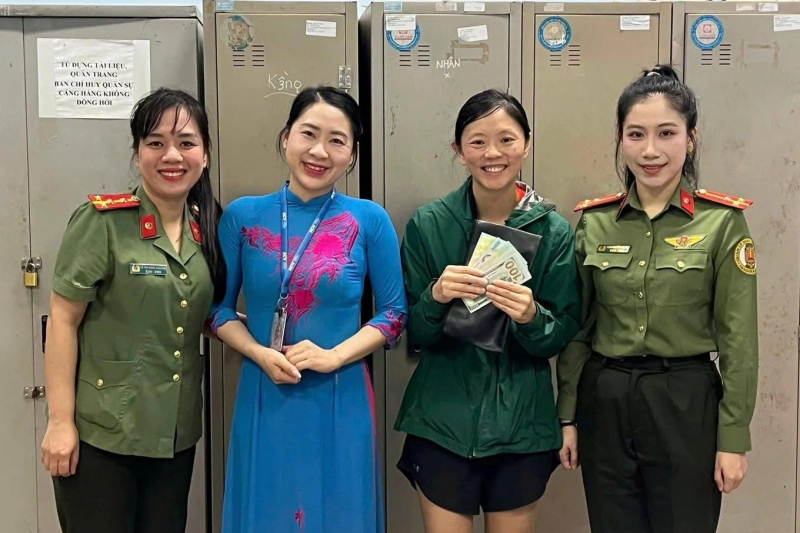 Du khách Mỹ và Anh xúc động khi được Công an Quảng Trị hỗ trợ tìm lại tài sản thất lạc -0