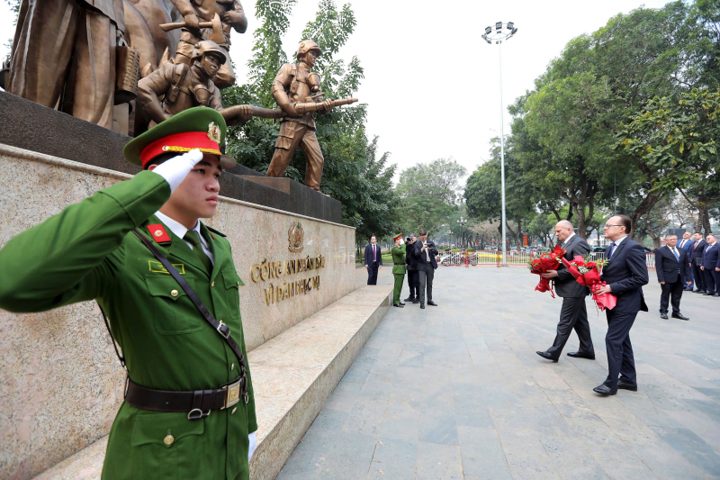 Russian Emergency Situations Minister lays flowers at People’s Public Security Monument -0