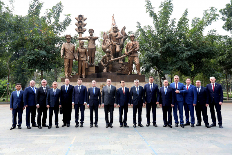 Russian Emergency Situations Minister lays flowers at People’s Public Security Monument -0
