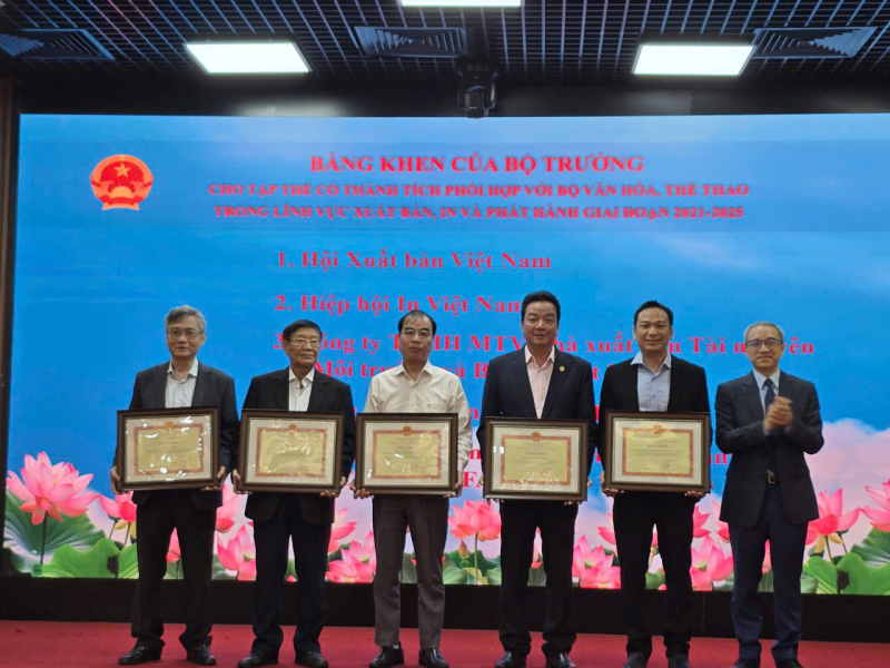 Xuất bản vẫn phụ thuộc vào mảng sách giáo dục, chật vật vì sách giả, sách lậu -0