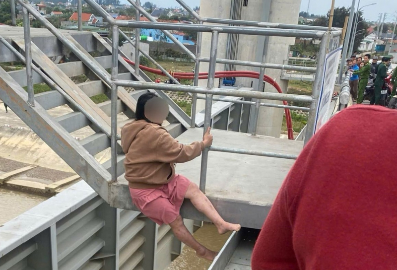 Giải cứu người phụ nữ có ý định quyên sinh trên cầu Cống Lèn -0