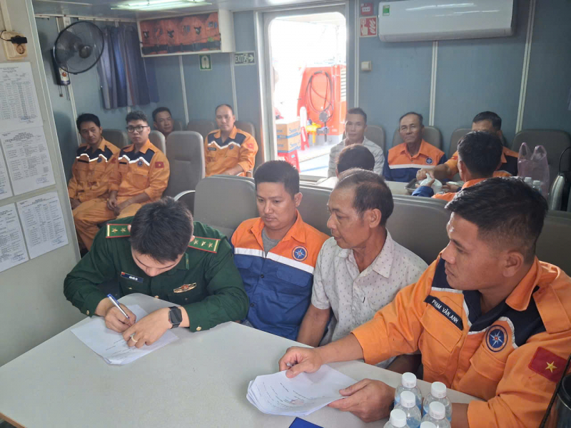  Xuyên đêm cứu 34 ngư dân gặp nạn ngoài khơi Khánh Hoà -0