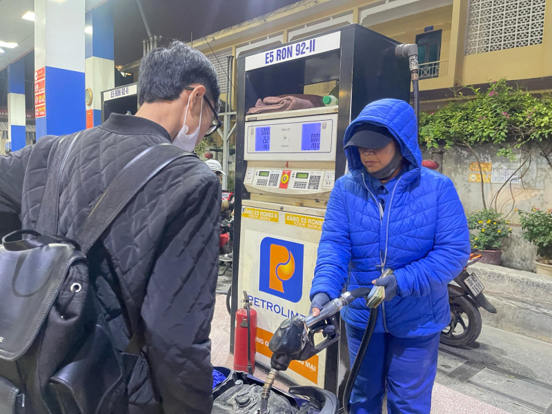 Doanh nghiệp xăng dầu phải bảo đảm cung ứng liên tục cho thị trường -0