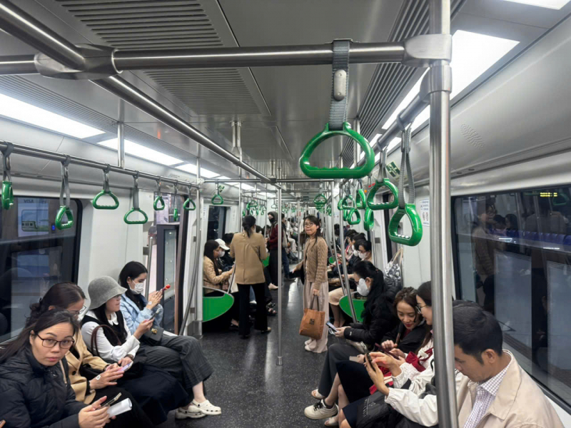 Giá xăng tăng, nhiều người dân Hà Nội chuyển sang đi xe buýt, tàu điện -0