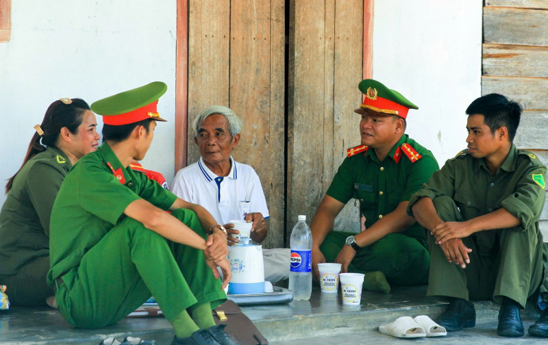 Công an tỉnh Khánh Hòa tăng cường  gần dân, hiểu dân, giúp dân  -0