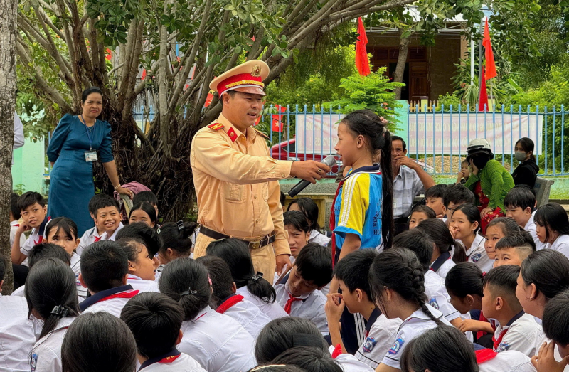 Công an tỉnh Khánh Hòa tăng cường  gần dân, hiểu dân, giúp dân  -0