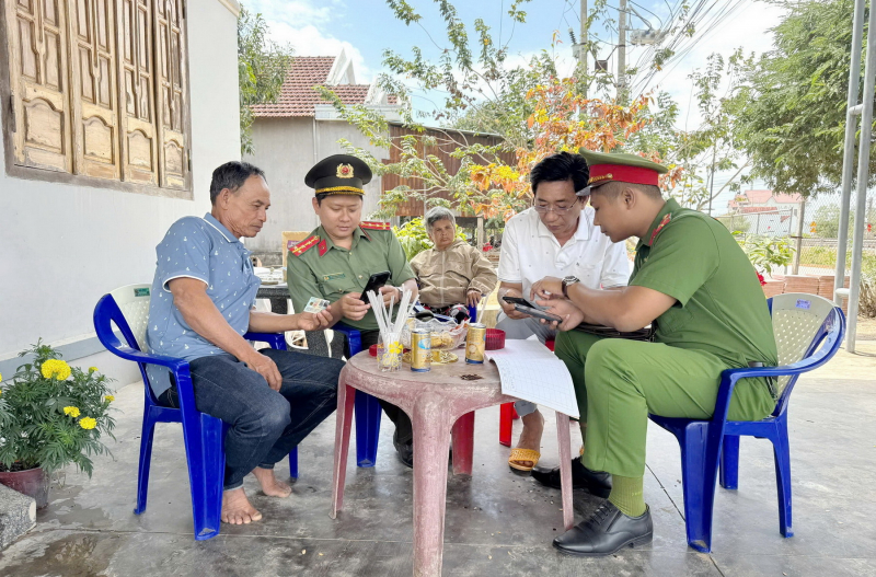 Công an tỉnh Khánh Hòa tăng cường  gần dân, hiểu dân, giúp dân  -0