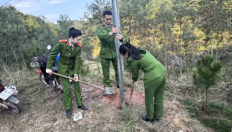 Mang ánh đèn chiếu sáng  làng quê vùng đồng bào dân tộc khó khăn của tỉnh Lạng Sơn -0