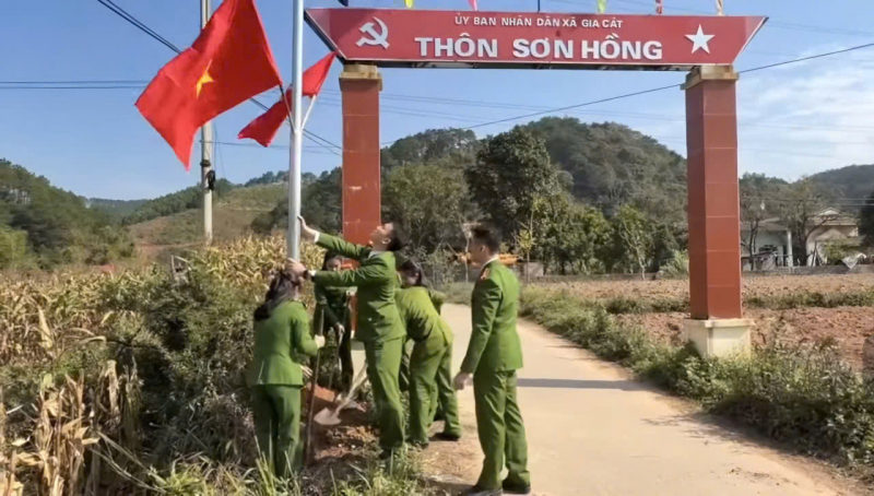 Mang ánh đèn chiếu sáng  làng quê vùng đồng bào dân tộc khó khăn của tỉnh Lạng Sơn -0