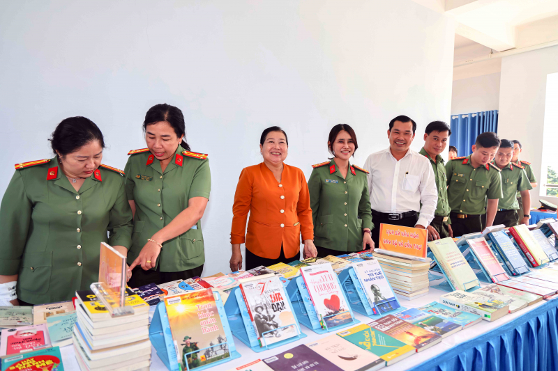 Tủ sách hướng thiện - cầu nối “hoàn lương” cho những con người lầm lỡ -0