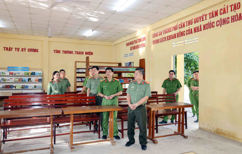 Tủ sách hướng thiện - cầu nối “hoàn lương” cho những con người lầm lỡ -0