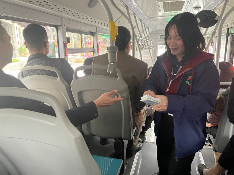 Giá xăng tăng, nhiều người dân Hà Nội chuyển sang đi xe buýt, tàu điện -0