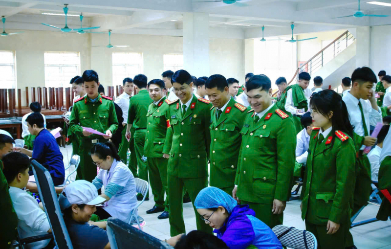 800 cán bộ, học viên Trường Cao đẳng CSND I hiến máu vì đồng đội thân yêu -0