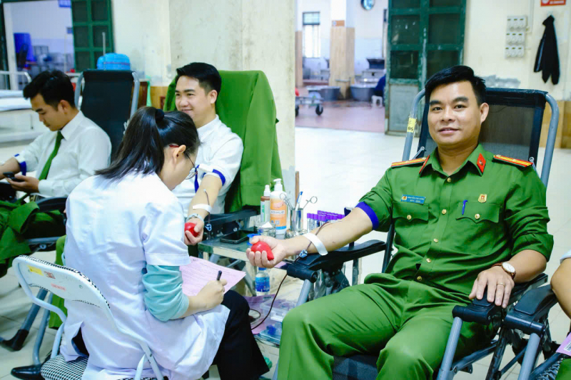 800 cán bộ, học viên Trường Cao đẳng CSND I hiến máu vì đồng đội thân yêu -0