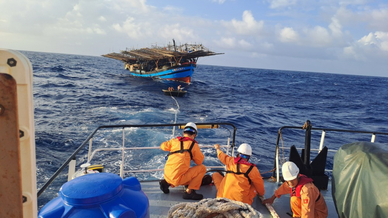  Xuyên đêm cứu 34 ngư dân gặp nạn ngoài khơi Khánh Hoà -0