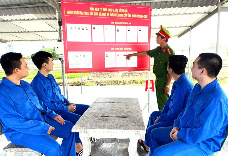 Đảm bảo quyền công dân phía sau song sắt -0