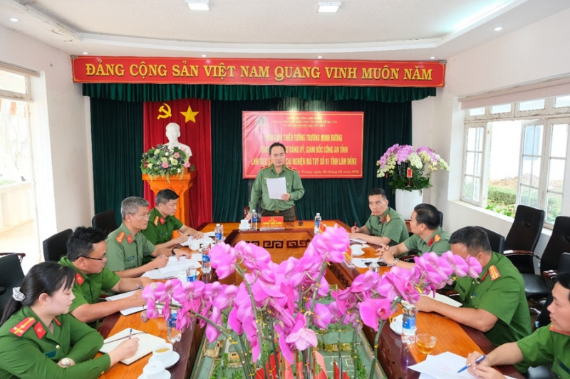 Đảm bảo quyền công dân phía sau song sắt -0