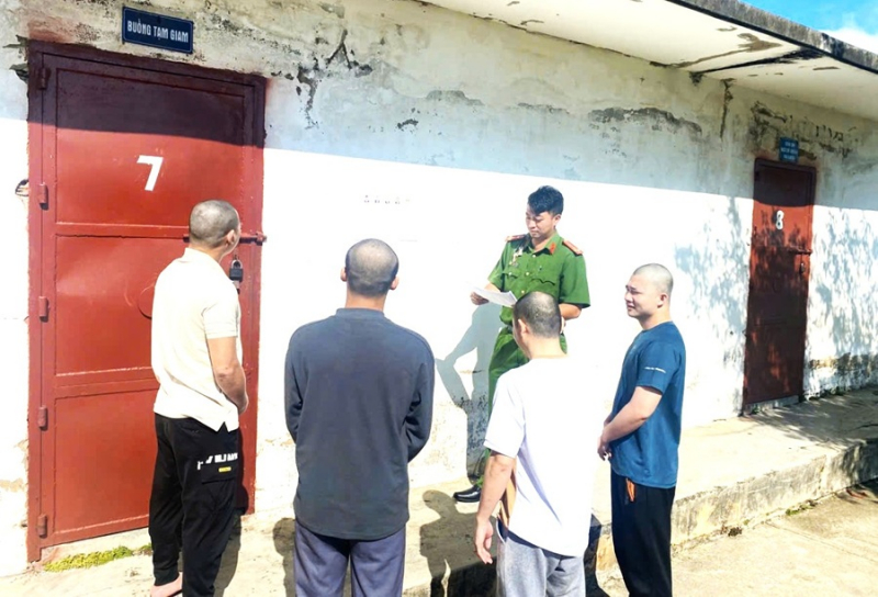 Đảm bảo quyền công dân phía sau song sắt -0